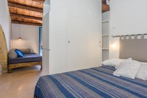 サンタ・フラーヴィアにあるVero Sicily - Balloniera In Solantoのベッドルーム1室(ベッド1台、ベンチ付)