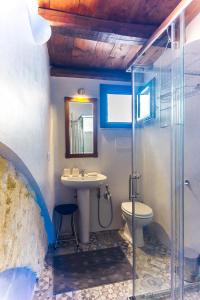 een badkamer met een wastafel, een toilet en een douche bij Vero Sicily - Balloniera In Solanto in Santa Flavia