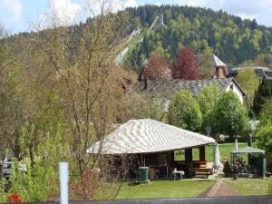 ein kleines Haus mit einem Pavillon im Hof in der Unterkunft Ferienhaus im Grund in Hinterzarten