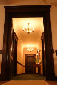 un pasillo con una lámpara de araña y una puerta en Willa Nestor en Kórnik