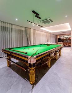 a pool table in a living room with at Rivendale in Ban Gaeng Cho