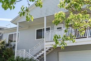 ein Haus mit weißen Geländern und einem Balkon in der Unterkunft Crestmount in Milton + 37 Fotos