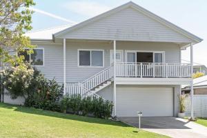 ein Haus mit Balkon und Garage in der Unterkunft Crestmount in Milton