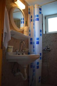 a bathroom with a sink and a mirror at Studio Candia in Kandia