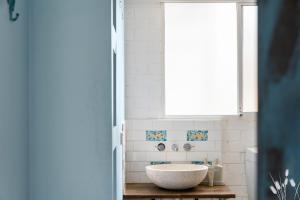 a bathroom with a sink and a window at Kangaroo Sanctuary Studio in Sanctuary Point