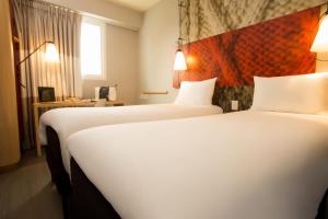 A bed or beds in a room at ibis Lima Reducto Miraflores