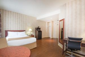 Postel nebo postele na pokoji v ubytování Ramada by Wyndham St. John's