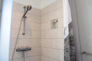 a shower with a shower head in a bathroom at Hyggeligt værelse med lækkert badeværelse in Horsens