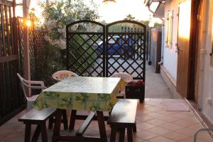 Lido SignorinoにあるCasetta a Mare Marsalaのパティオ(テーブル、椅子付)