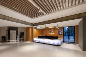 a lobby with a stage in a building at 枫渡酒店上海陆家嘴世纪大道地铁站店 in Shanghai