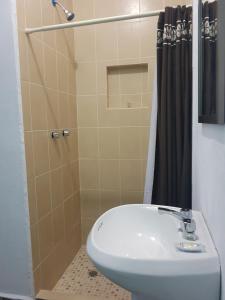 y baño con lavabo blanco y ducha. en La Siesta del Patron en Querétaro