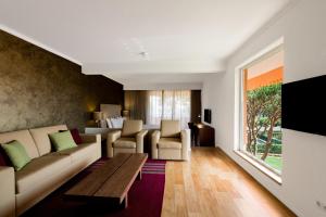 TV a/nebo společenská místnost v ubytování Vilamoura Garden Hotel
