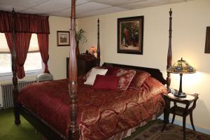 A bed or beds in a room at Colonial Inn