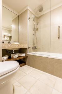 a bathroom with a toilet, sink, and bathtub at Vilamoura Garden Hotel in Vilamoura