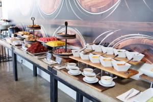 ein Buffet mit verschiedenen Desserts und Gebäcksorten in der Unterkunft Double M Hotel in Valencia + 39 Fotos