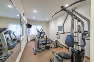 Fitness centrum a/nebo fitness zařízení v ubytování Super 8 by Wyndham St Robert Ft Leonard Wood Area