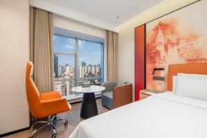 a hotel room with a bed and a table and a window at 枫渡酒店上海陆家嘴世纪大道地铁站店 in Shanghai +36 photos