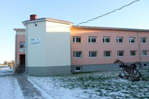 un edificio con una bicicleta estacionada frente a él en Kadrina Spordikeskuse Hostel, en Kadrina