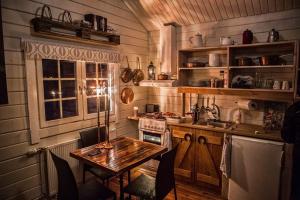 una cucina con un tavolo, una stufa e un lavandino di Akurgerði Guesthouse 2 - Country Life Style a Ölfus