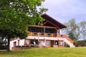 a house on a hill with a tree at Le chalet de Maryvonne in Gibles