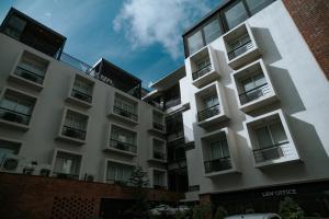 ein weißes Gebäude mit Balkonen an der Seite in der Unterkunft Double M Hotel in Valencia