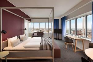 En eller flere senge i et værelse på Comwell Aarhus Dolce by Wyndham + 71 billeder