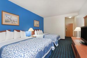Postel nebo postele na pokoji v ubytování Days Inn & Suites by Wyndham Cambridge