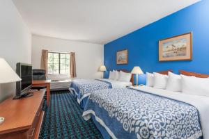 Postel nebo postele na pokoji v ubytování Days Inn & Suites by Wyndham Cambridge