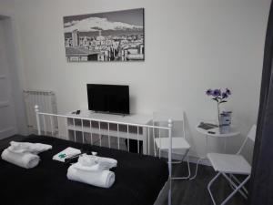 Camera con letto, scrivania e TV. di B&B del Toscano a Catania