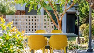 a table with four chairs and a fence at Yangyang Little Forest Pension in Yangyang