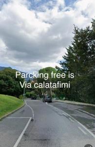 eine Straße mit der Aufschrift "Parken kostenlos" Via Calilli in der Unterkunft Gerenzone Bridge-Air conditioning in Lecco + 4 Fotos