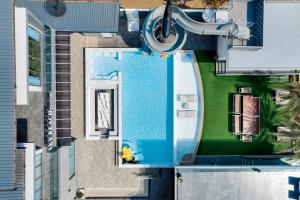 an overhead view of a swimming pool next to a house at Sky Beach Pool Villa Chanthaburi 2 in Laem Sing
