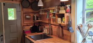 eine Küche mit Spüle und Arbeitsfläche in der Unterkunft Tiny house with Fjordview! in Lauvstad + 15 Fotos