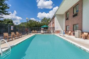 Bazén v ubytování Days Inn & Suites by Wyndham Cambridge nebo v jeho okolí