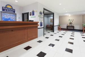 Vstupní hala nebo recepce v ubytování Days Inn & Suites by Wyndham Cambridge