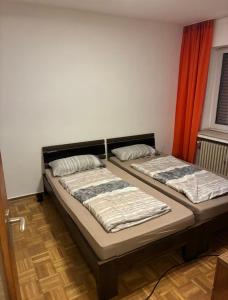 two beds sitting next to each other in a room at Apartments an der Messe in Düsseldorf