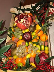 una caja llena de frutas y hortalizas en Hotel Ristorante La Grotta, en Castiglione delle Stiviere