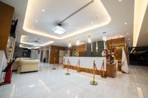 eine Lobby mit Tisch und Stühlen in einem Geschäft in der Unterkunft Barkat hôtel in Baraki