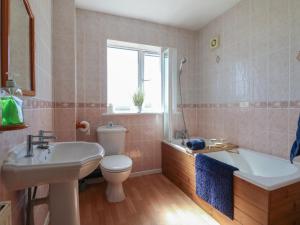 a bathroom with a toilet and a sink and a tub at Tixall Manor Farm in Stafford +34 photos
