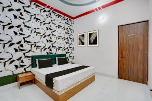 a bedroom with a bed and a fish wall at SPOT ON NEW GANGA HOTEL in Kāsganj