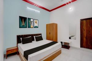 a bedroom with a bed in a room at SPOT ON NEW GANGA HOTEL in Kāsganj