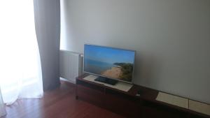 TV a/nebo společenská místnost v ubytování Wechta with Sea View, Free Rooftop Pool & Sauna