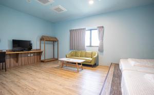 a living room with a couch and a tv at 戀海輕旅Ocean Pride Hostel in Xiaoliuqiu +24 photos