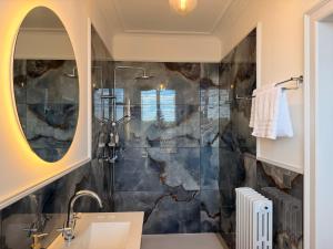 a bathroom with a sink and a shower at Villa des dames 40m2,jardin fleuri in Sainte-Savine +41 photos