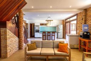 a living room with a couch and a kitchen at Ocean View Beira-Mar no Centro de Canoa in Canoa Quebrada