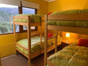a room with two bunk beds and a window at DEPARTAMENTOS TERMAS DE CHILLAN in Nevados de Chillan