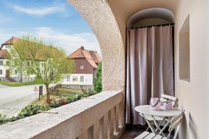 a balcony with a table and a view of a street at Ferienwohnung Heimelig im Bayerwald in Haidmühle