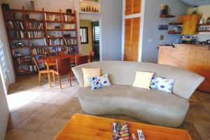 un soggiorno con divano e tavolo di Oreanda a Colonia Puerto Real