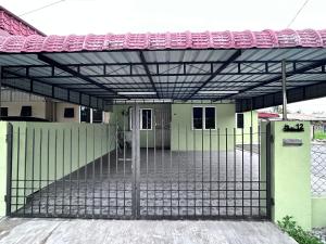 a metal gate in front of a building at Homestay Teera in Chemor