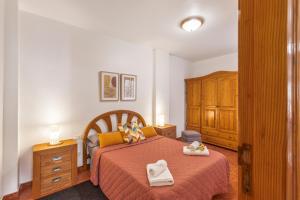 a bedroom with a bed with two towels on it at Apto Yurena 10B 2B in Los Llanos de Aridane